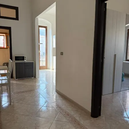 Modern 1st Floor With Balcony - Casa Berto * 特里尼塔波利